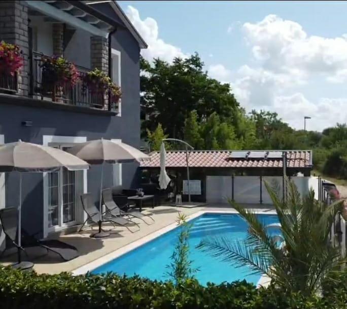 Lavanda House With Apartments Buje Ngoại thất bức ảnh