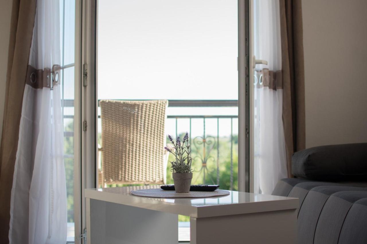 Lavanda House With Apartments Buje Ngoại thất bức ảnh
