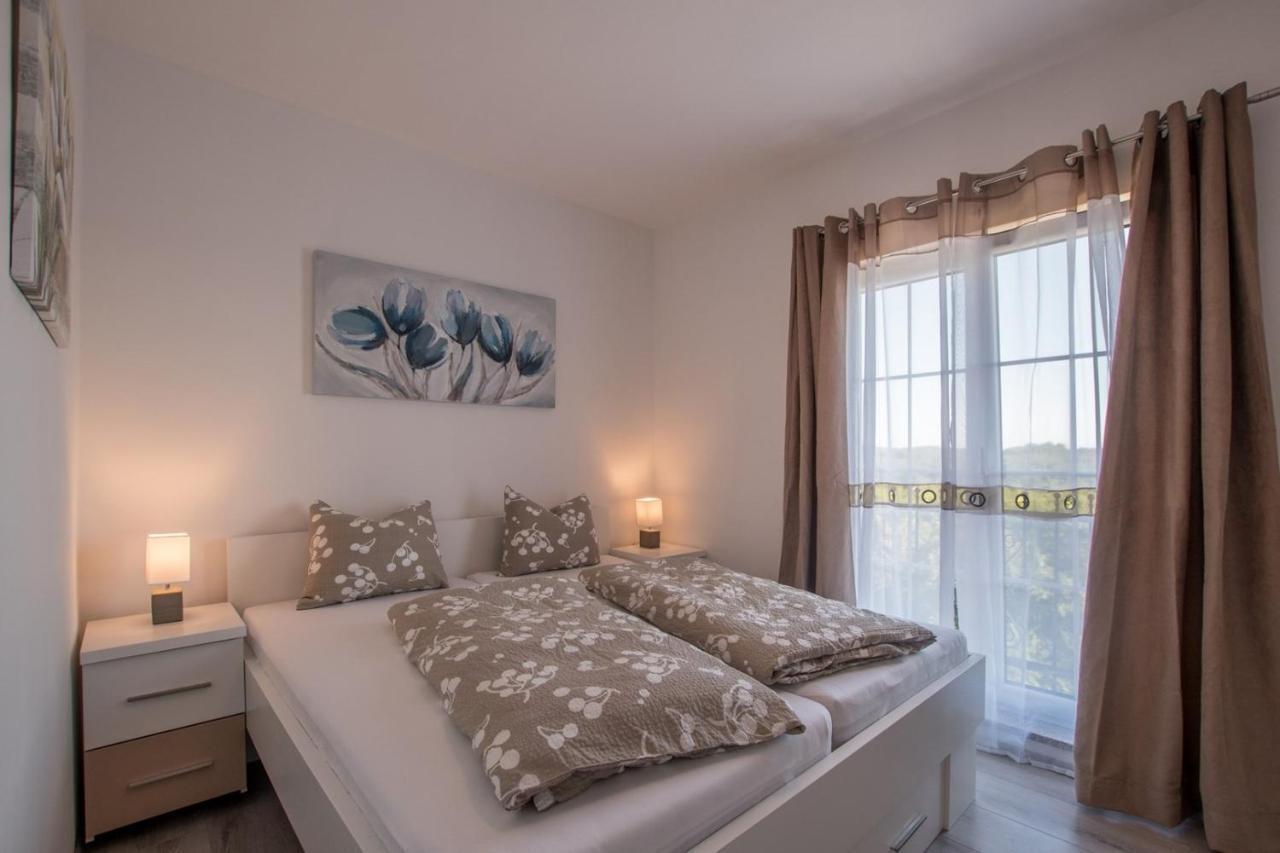 Lavanda House With Apartments Buje Ngoại thất bức ảnh