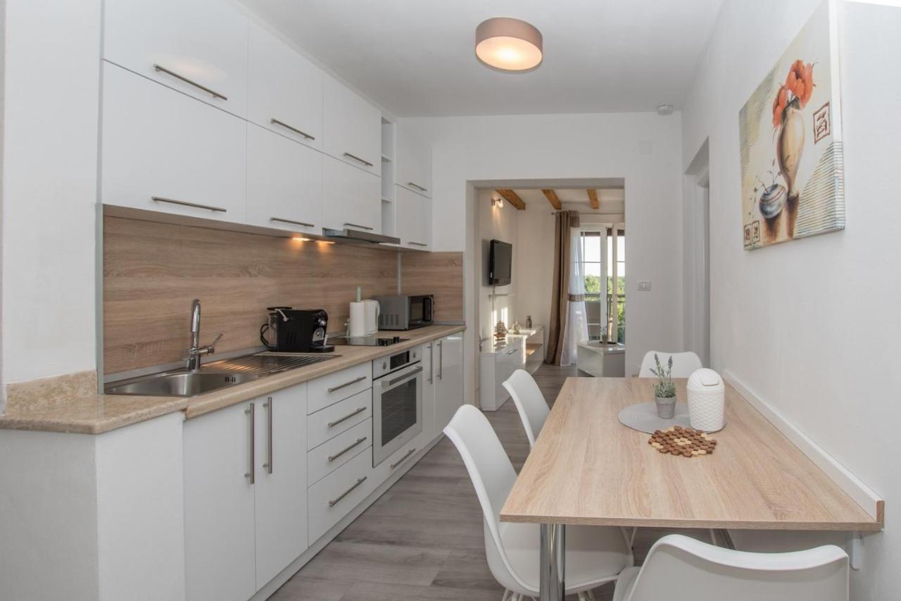 Lavanda House With Apartments Buje Ngoại thất bức ảnh