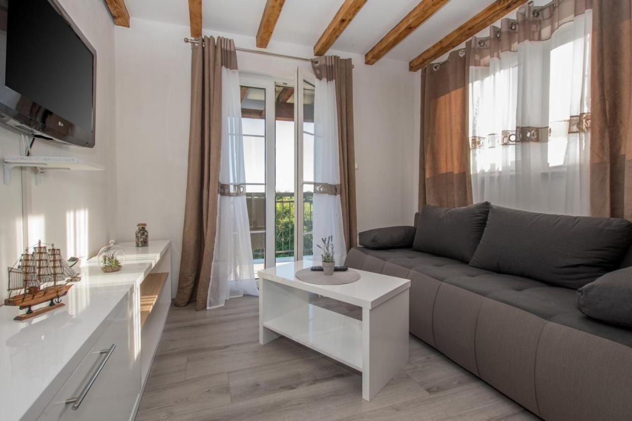 Lavanda House With Apartments Buje Ngoại thất bức ảnh
