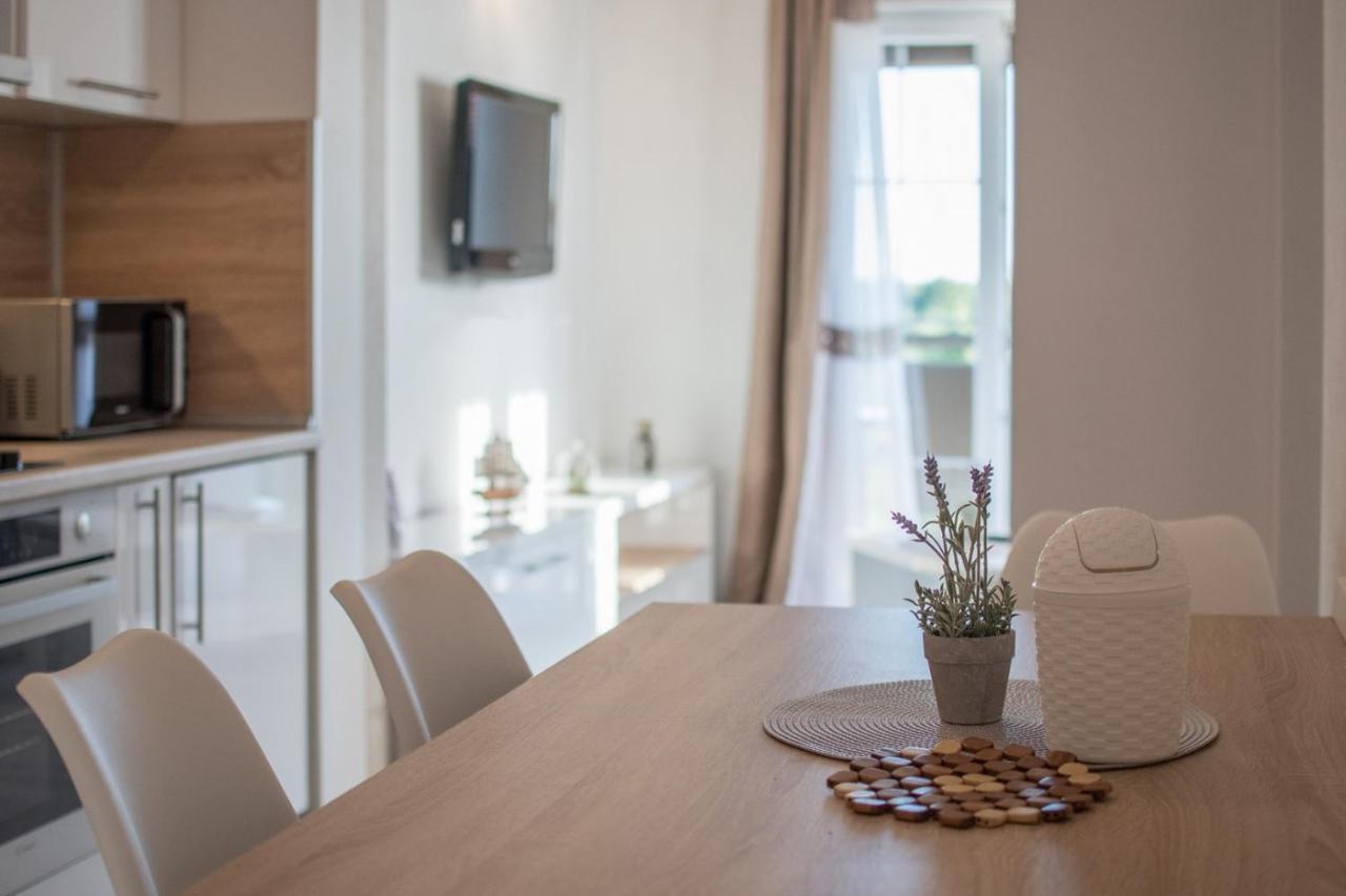 Lavanda House With Apartments Buje Ngoại thất bức ảnh